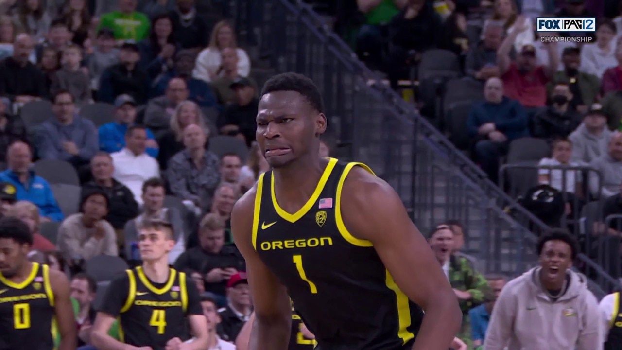N'Faly Dante slams down a thunderous dunk to give Oregon a 68-64 lead over Colorado