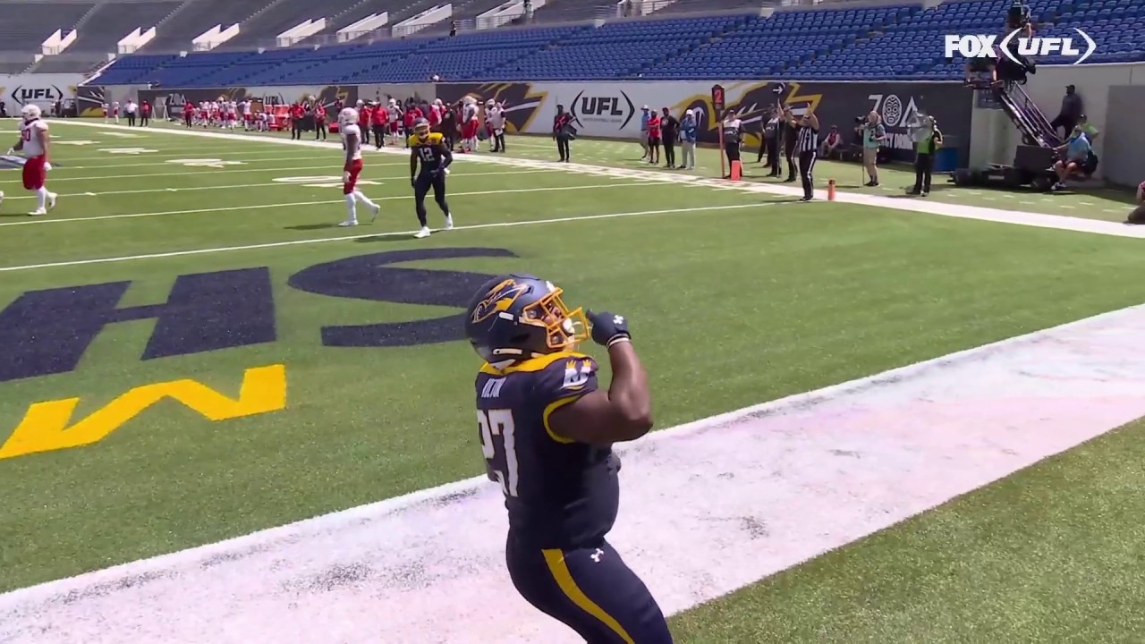 Darius Victor rolls past Defenders' defense on five-yard rushing TD as Showboats trim deficit