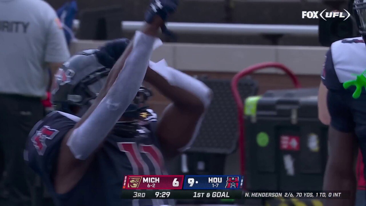 Nolan Henderson hits Justin Hall on a seven-yard TD pass, extending the Roughnecks' lead