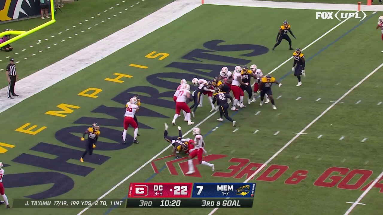 Jordan Ta'amu rushes up the middle for a one-yard touchdown, extending the Defenders' lead over the Showboats