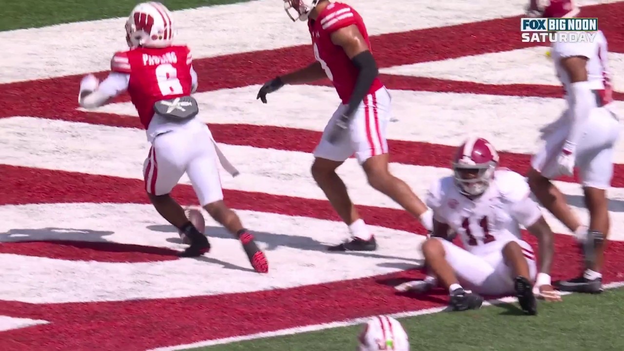 Wisconsin’s Braedyn Locke connects with Will Pauling for a three-yard touchdown vs. Alabama