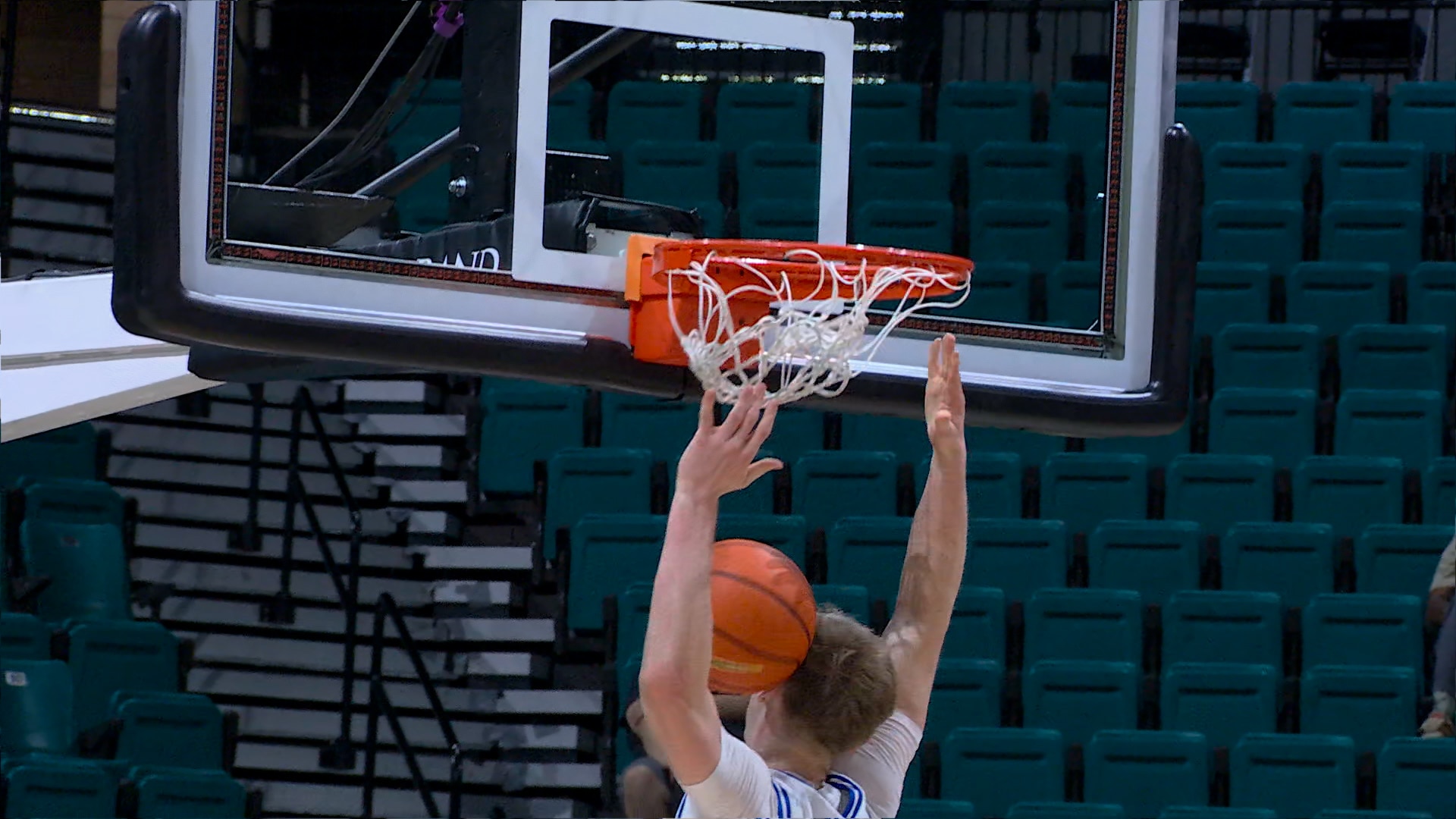 Fedor Žugić throws FULL COURT baseline pass to Josh Dix for slam dunk, sealing Creighton win over Rutgers