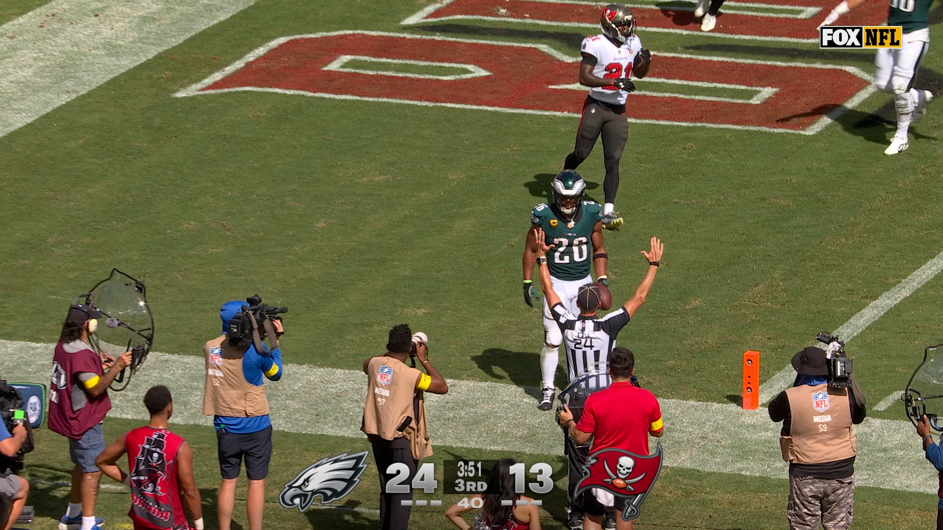 Saquon Barkley rushes for TD off fake tush-push play call, extending Eagles' lead over Buccaneers | NFL Highlights