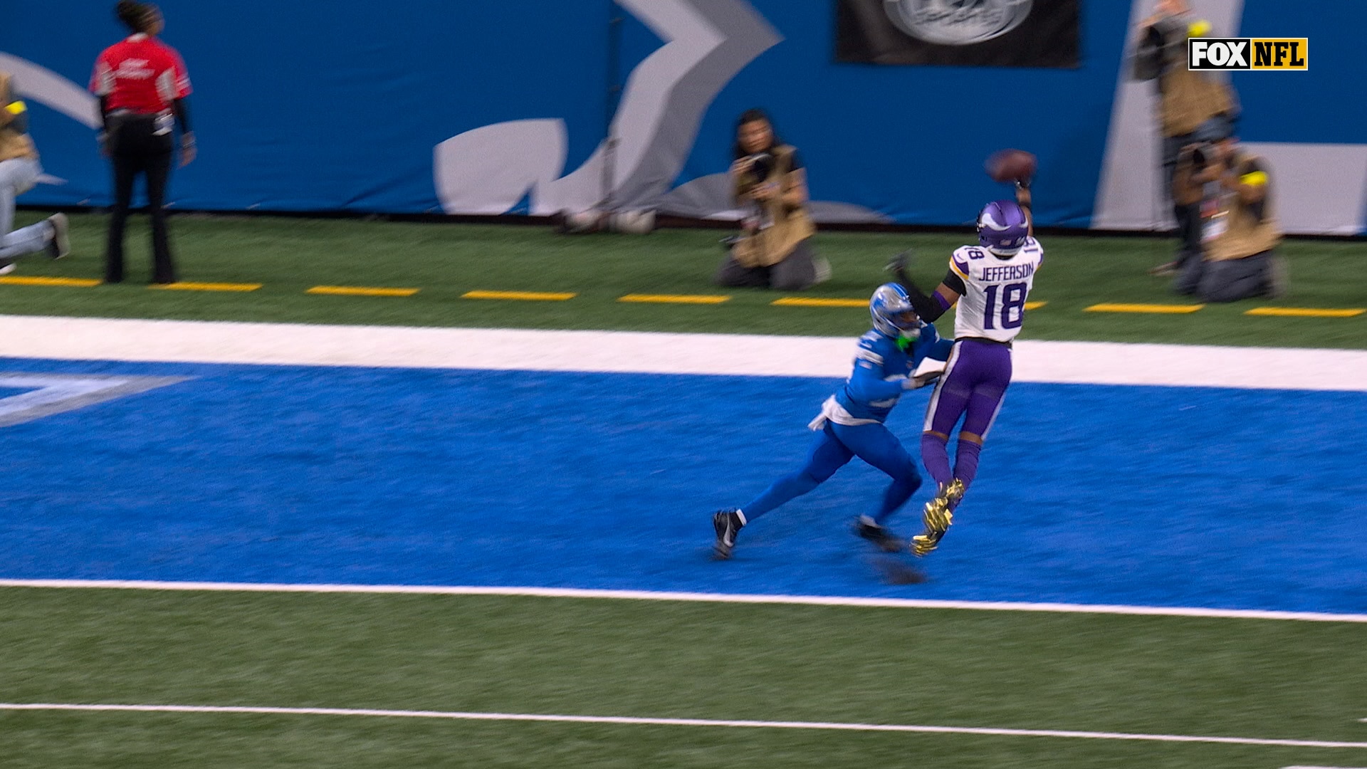 Tom Brady Reacts to Vikingsâ Justin Jeffersonâs AMAZING TD Catch: âWho Needs Two Hands?â