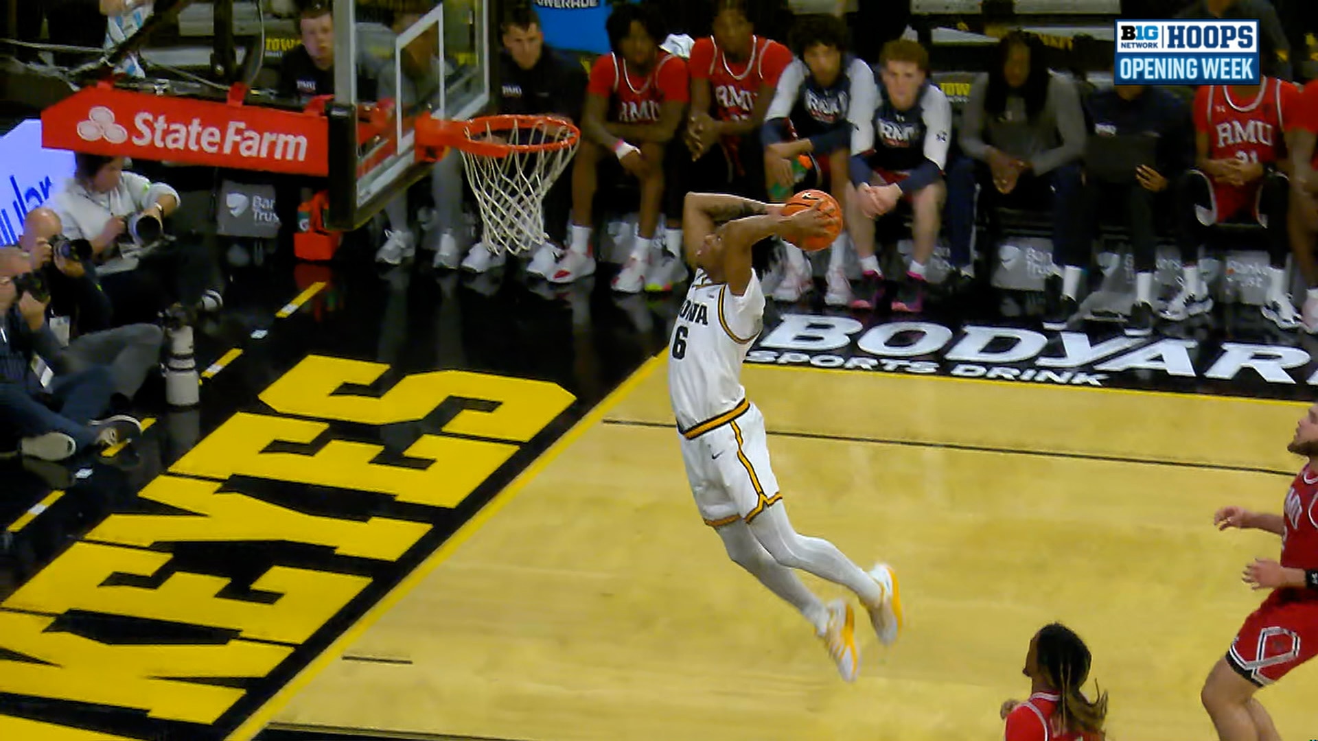 Tavion Banks JAMS it home in transition, extending Iowa's lead over Robert Morris