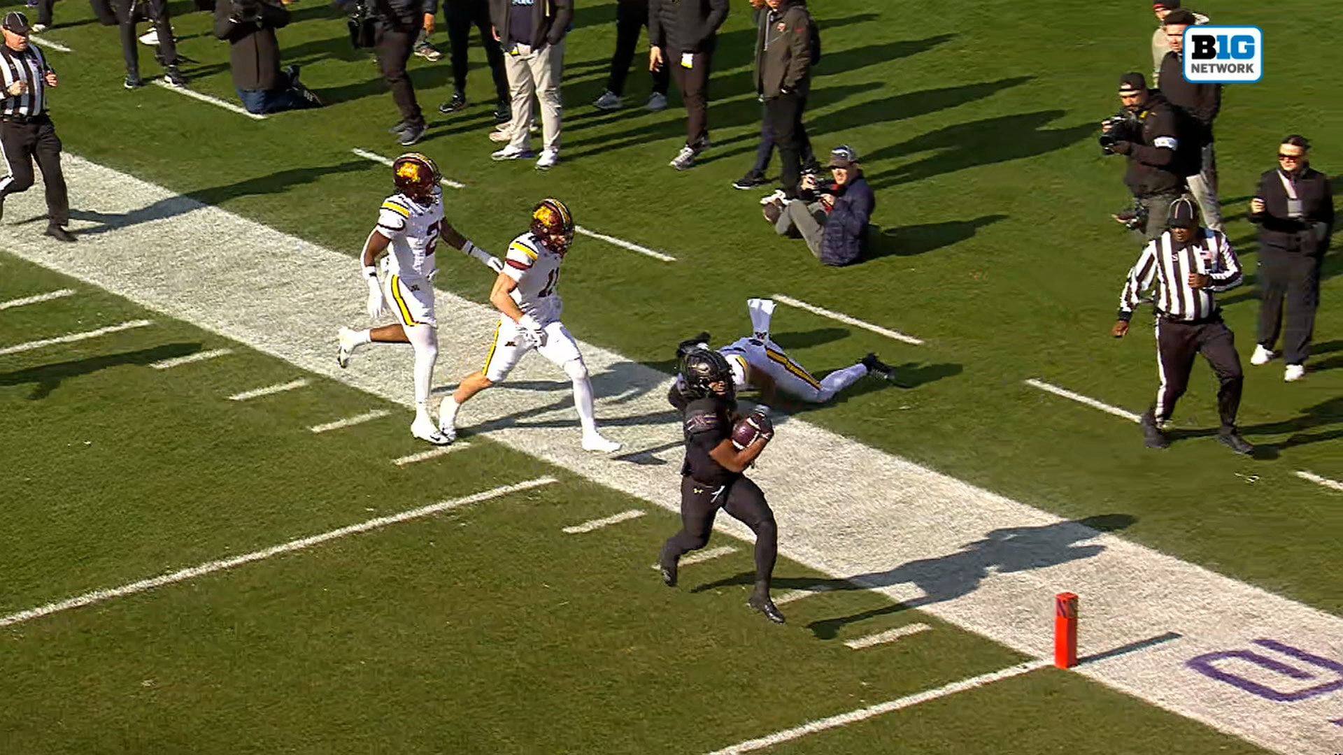 Caleb Komolafe speeds through Minnesota’s defense for a 46-yard rushing TD, giving Northwestern early lead