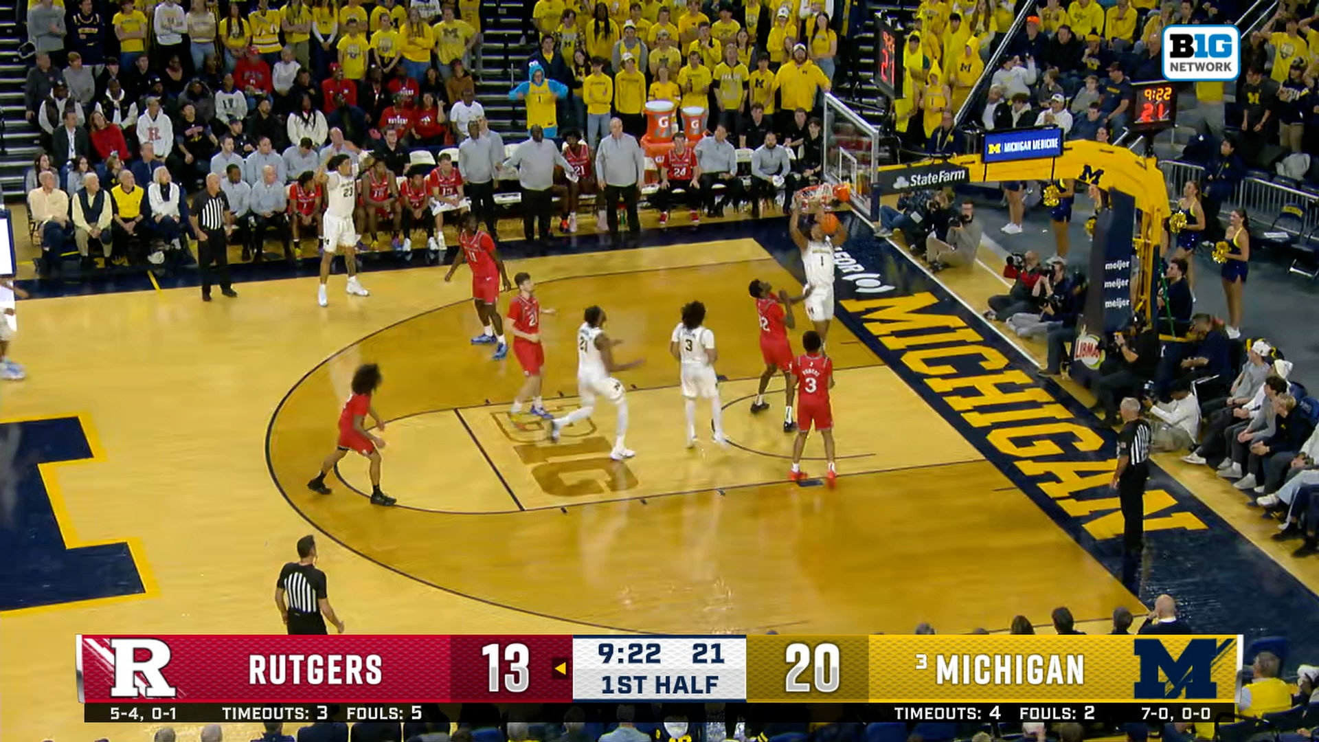 Michigan's Trey McKenney throws down alley-oop, extending lead over Rutgers