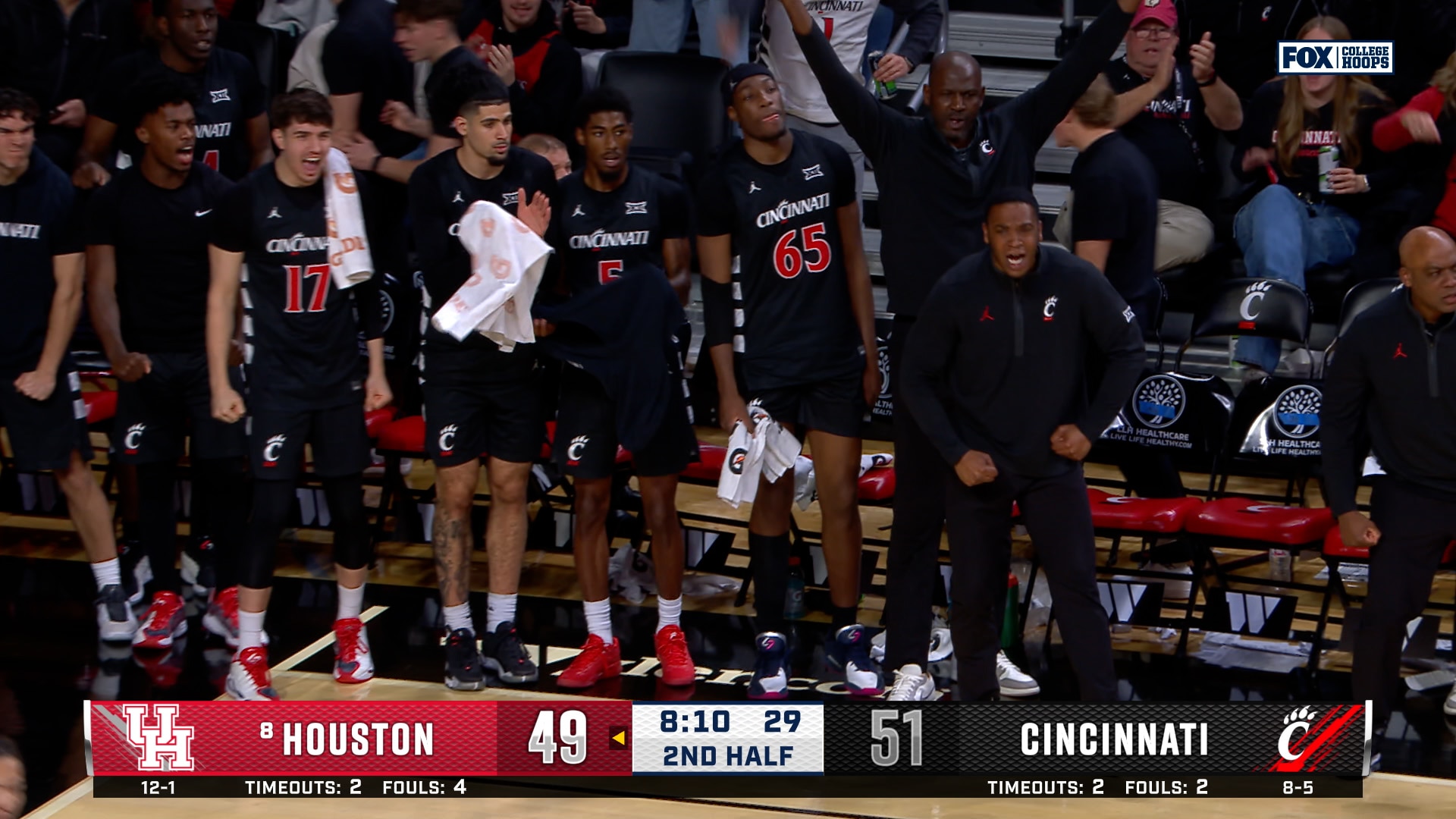 Day Day Thomas finds Baba Miller for a TOUGH alley-oop dunk, Cincinnati takes lead over No. 8 Houston