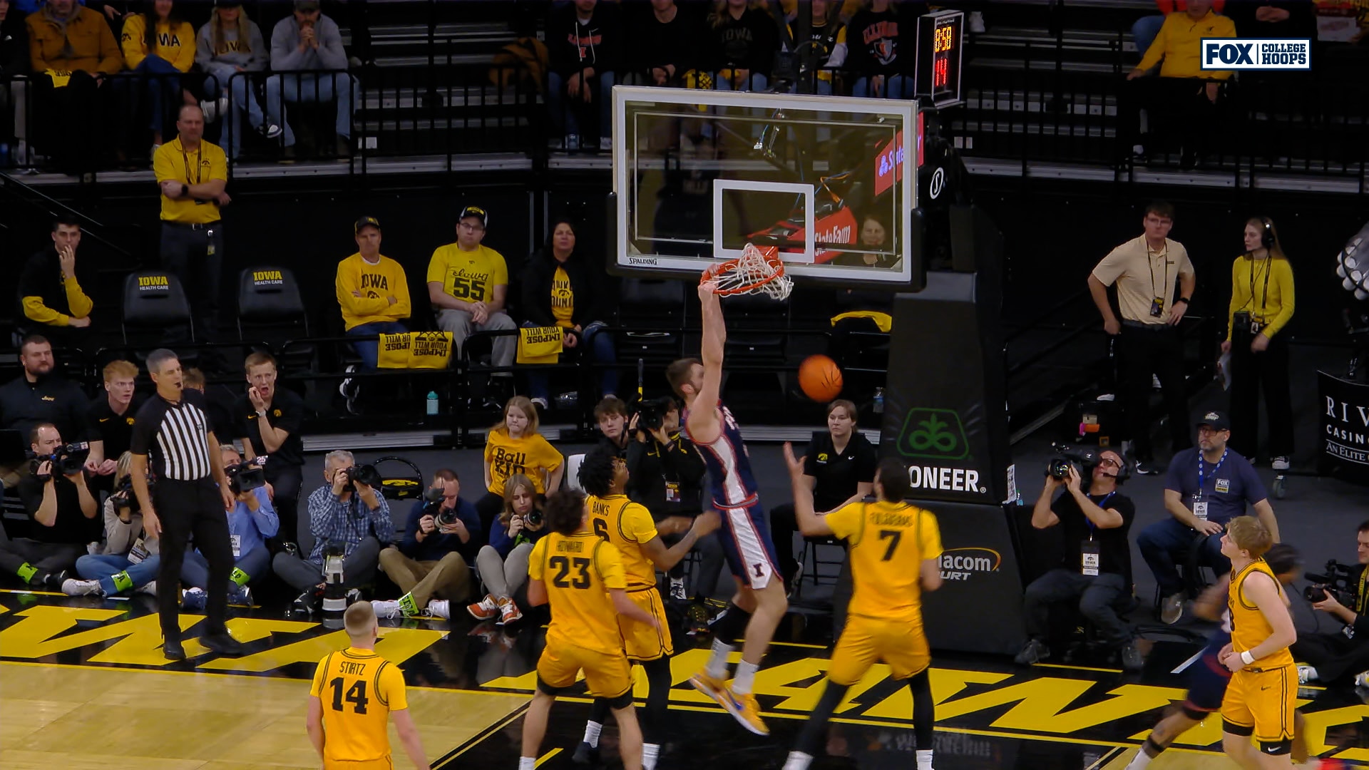 Kylan Boswell Sets Up Tomislav Ivišić for Alley-Oop Slam, extending Illinois’ lead Over Iowa