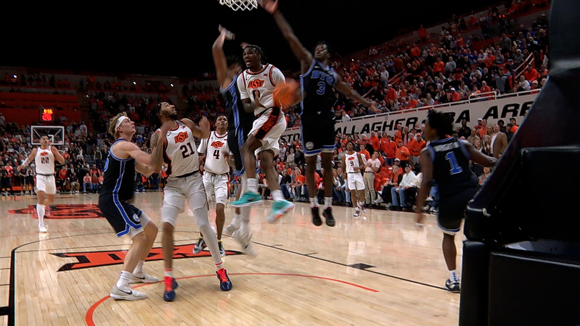 Jaylen Curry finishes ACROBATIC Layup to extend Oklahoma State's lead over No. 16 BYU
