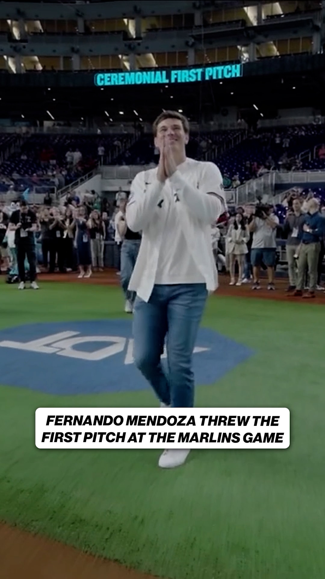 Heisman trophy winner and Miami native Fernando Mendoza threw out the first pitch 🏈