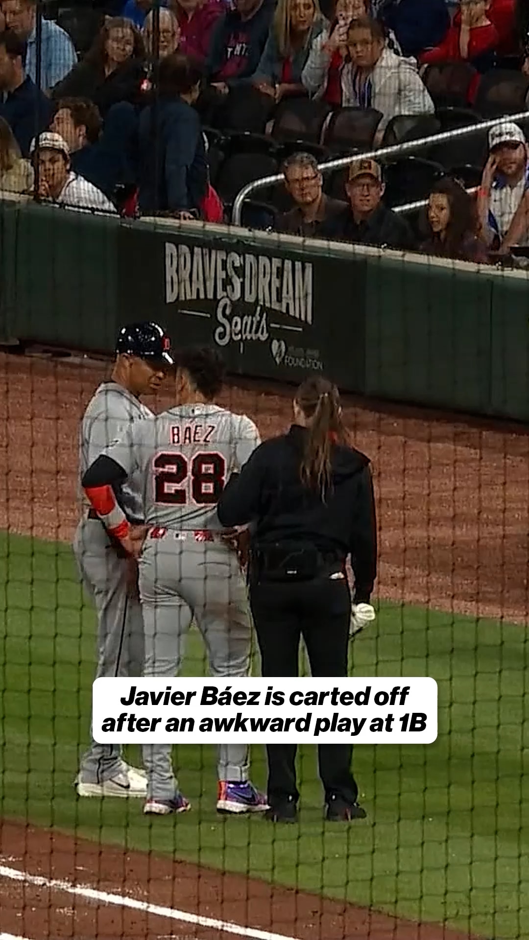 Javier Báez exited the game after an apparent injury 😲
