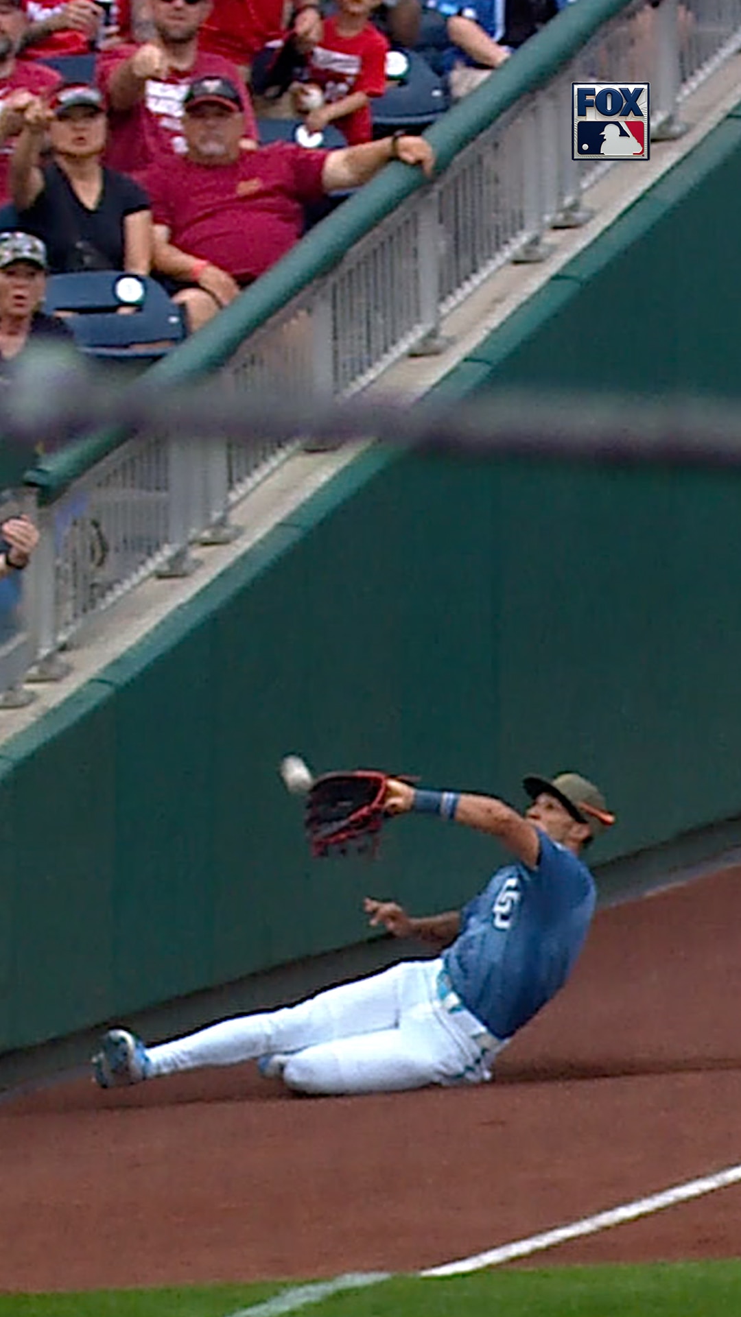 He CRASHED into the wall to make this catch 😱