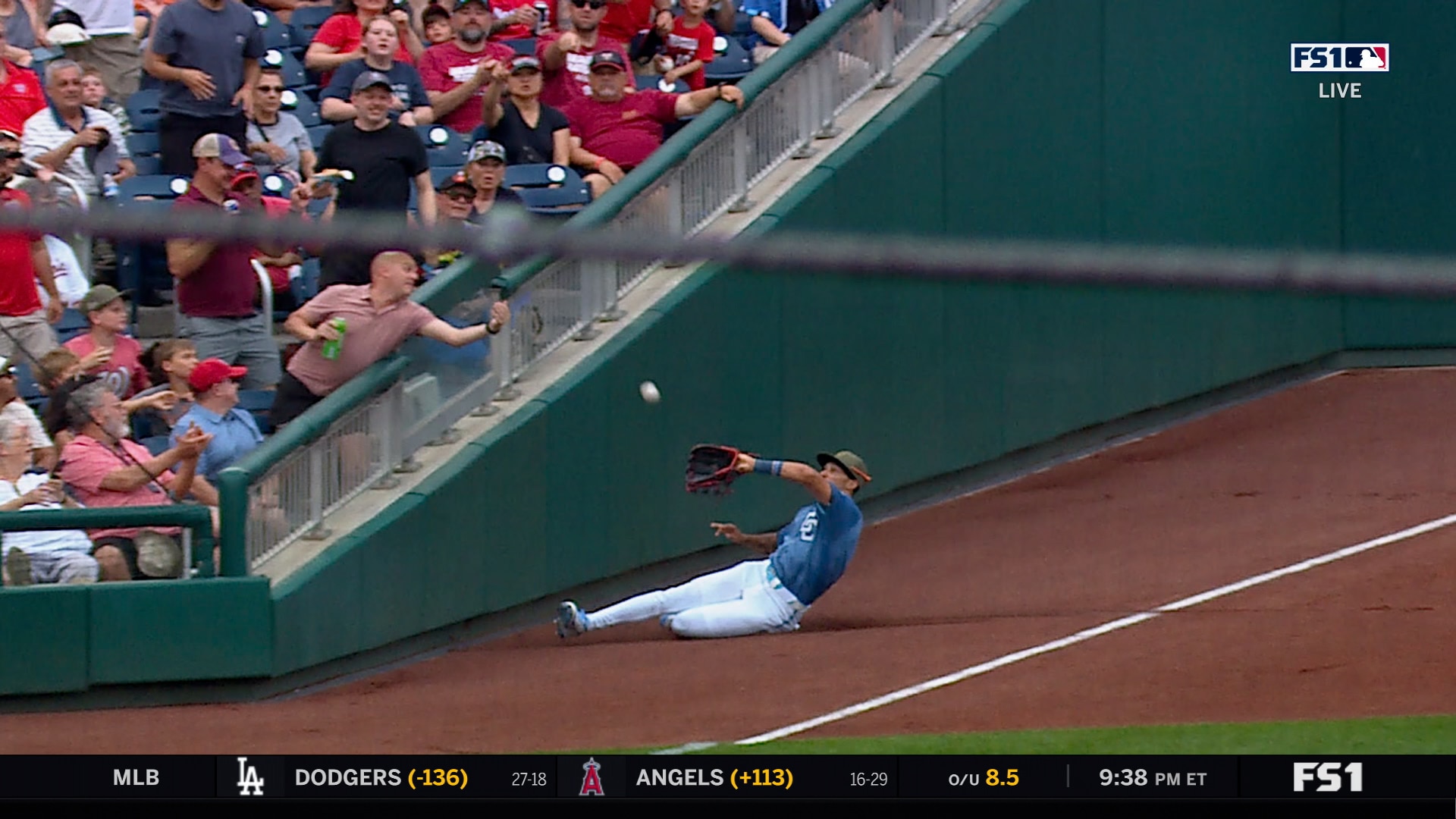 Nationals' Daylen Lile makes incredible catch, nearly crashing into wall vs. Orioles