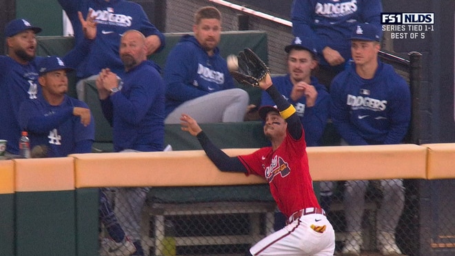 Braves' Mauricio Dubón climbs wall to ROB Freddie Freeman of home run, keeping game scoreless vs Dodgers