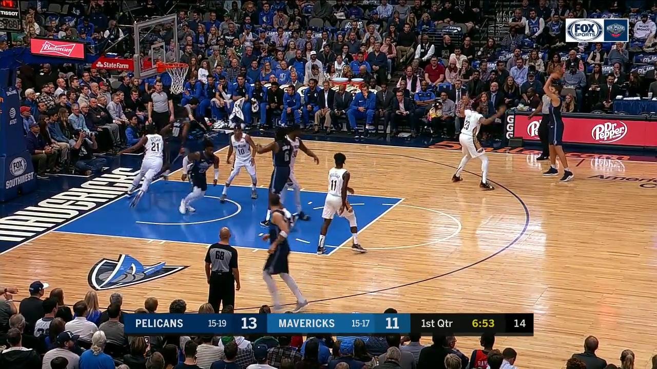 HIGHLIGHTS: Anthony Davis blocks, saves the ball