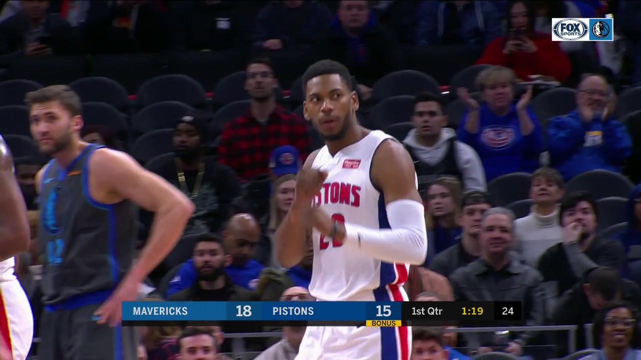 Detroit Fans Salute Dirk Nowitzki As He Enters Game