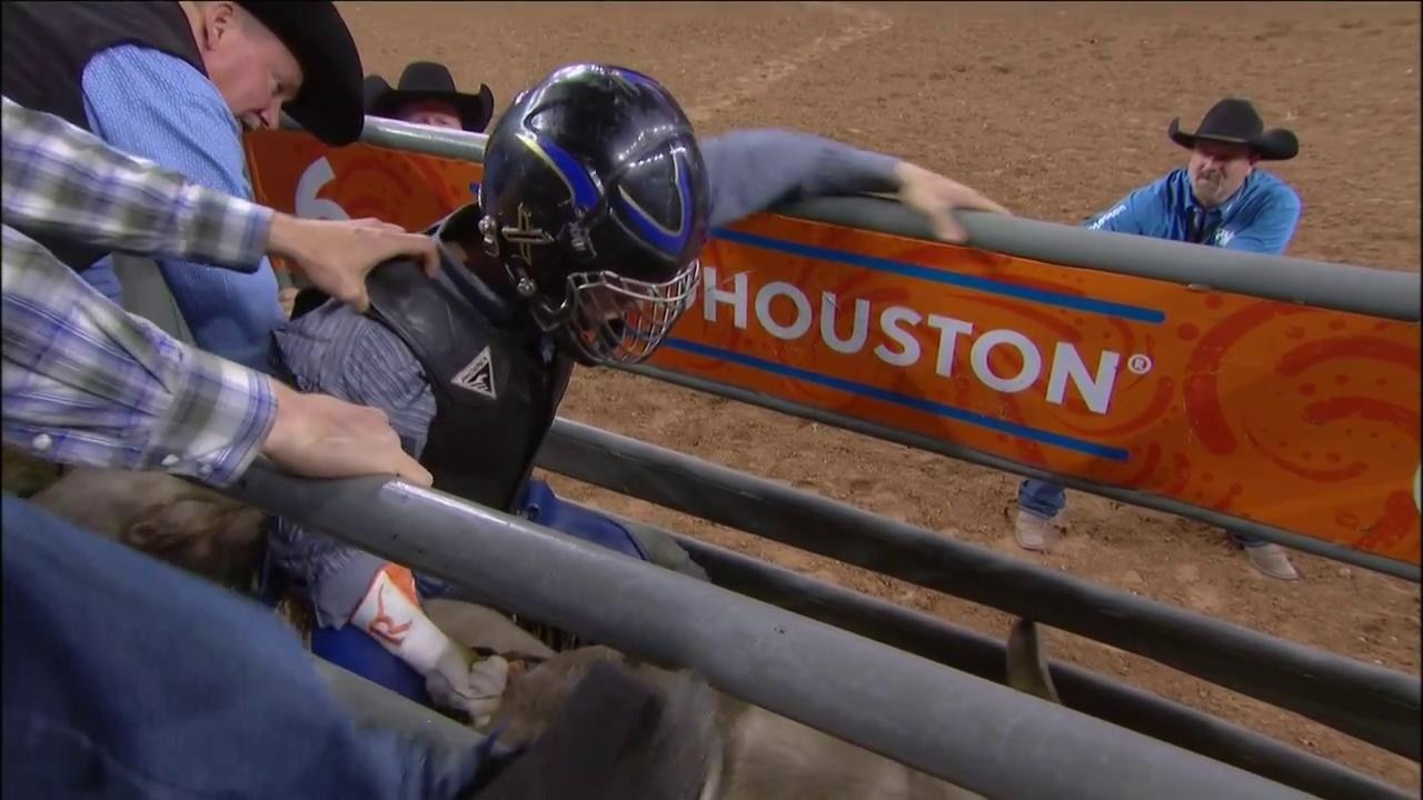 All you gotta do is stay on for 8 to qualify | Bull Riding | RODEOHOUSTON