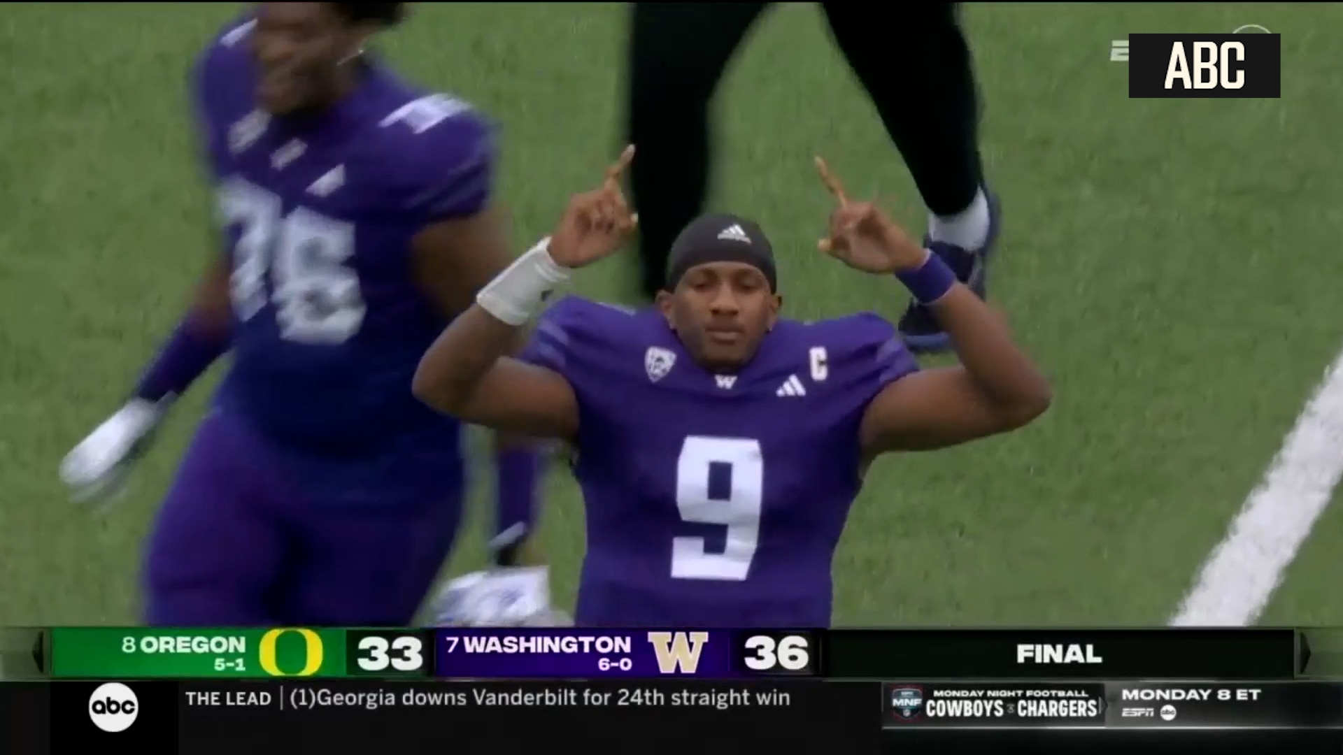 Oregon's Camden Lewis misses 36-yard, game-tying field goal vs. Washington as time expires