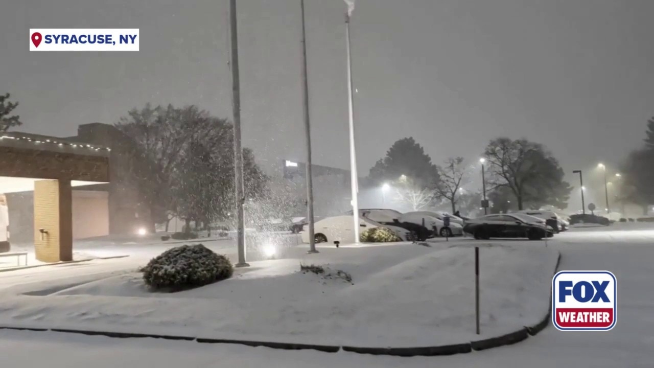 Snow falling quickly in Syracuse on Friday night