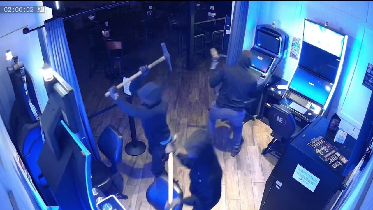 Video captures smash and grab at popular Illinois pizza restaurant