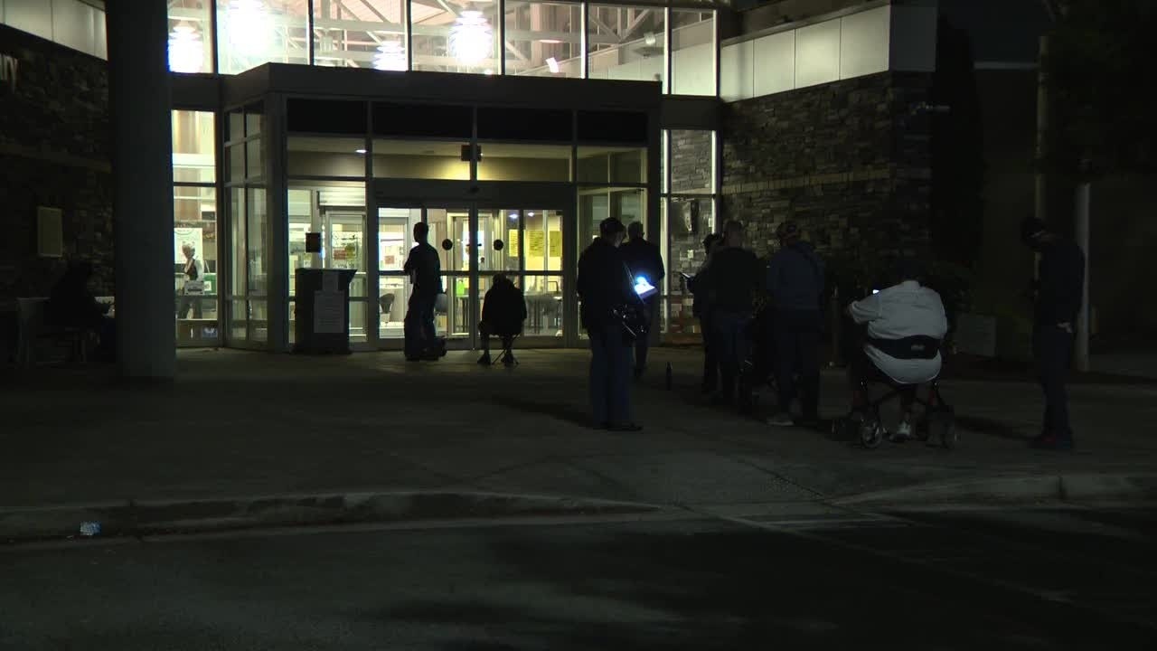 Voters line up early in Georgia for early voting