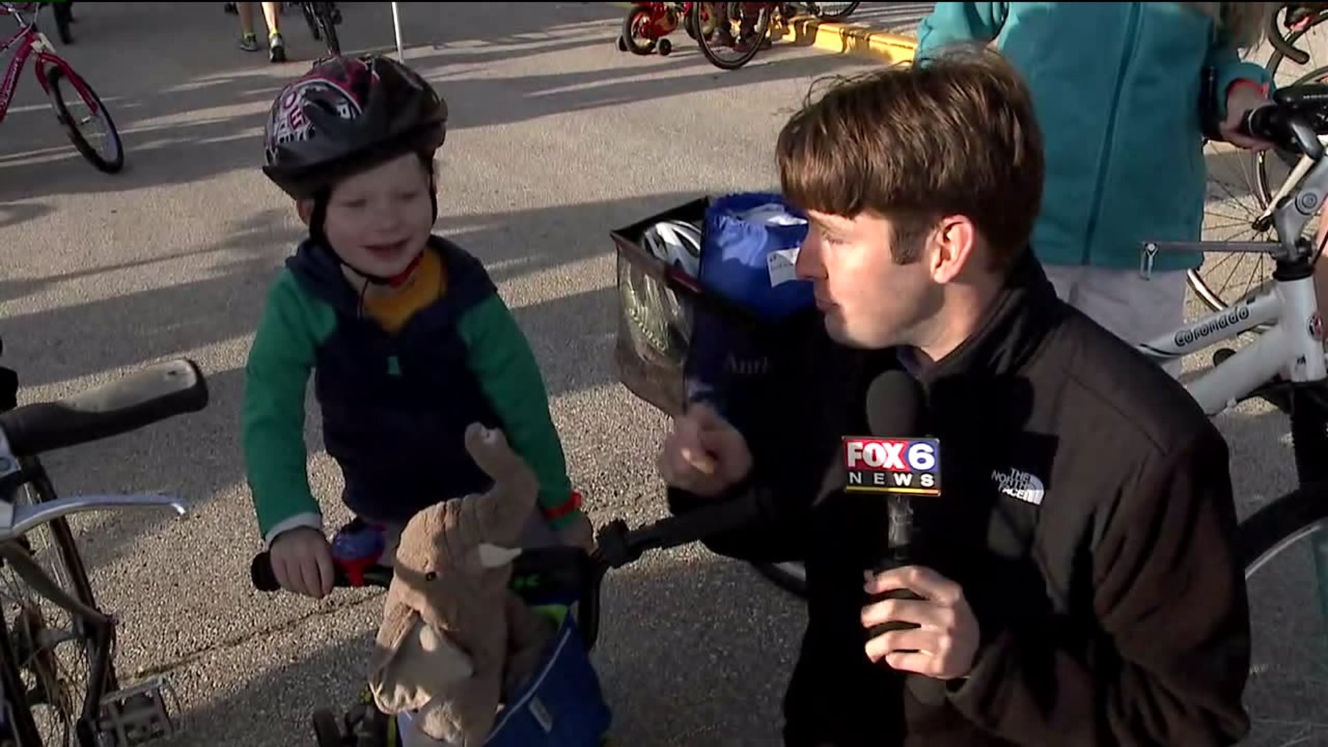 Hundres line up to ride through Milwaukee County Zoo