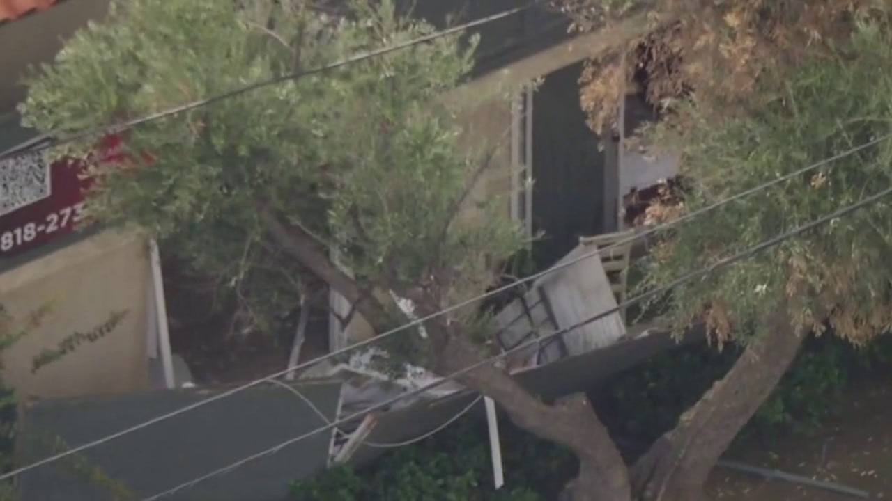 3 hurt in apartment explosion in Van Nuys