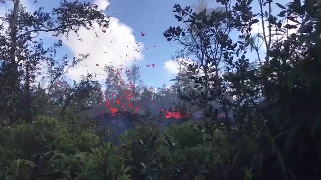 KILAUEA VOLCANO-LAVA SHOOTING UP (GOOD NATS)