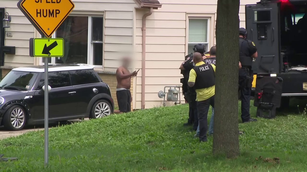 Police standoff near 84th and Fiebrantz, man in custody