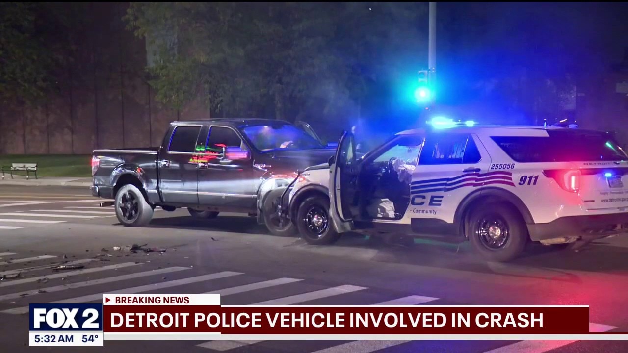 Driver crashes into Detroit police cruiser