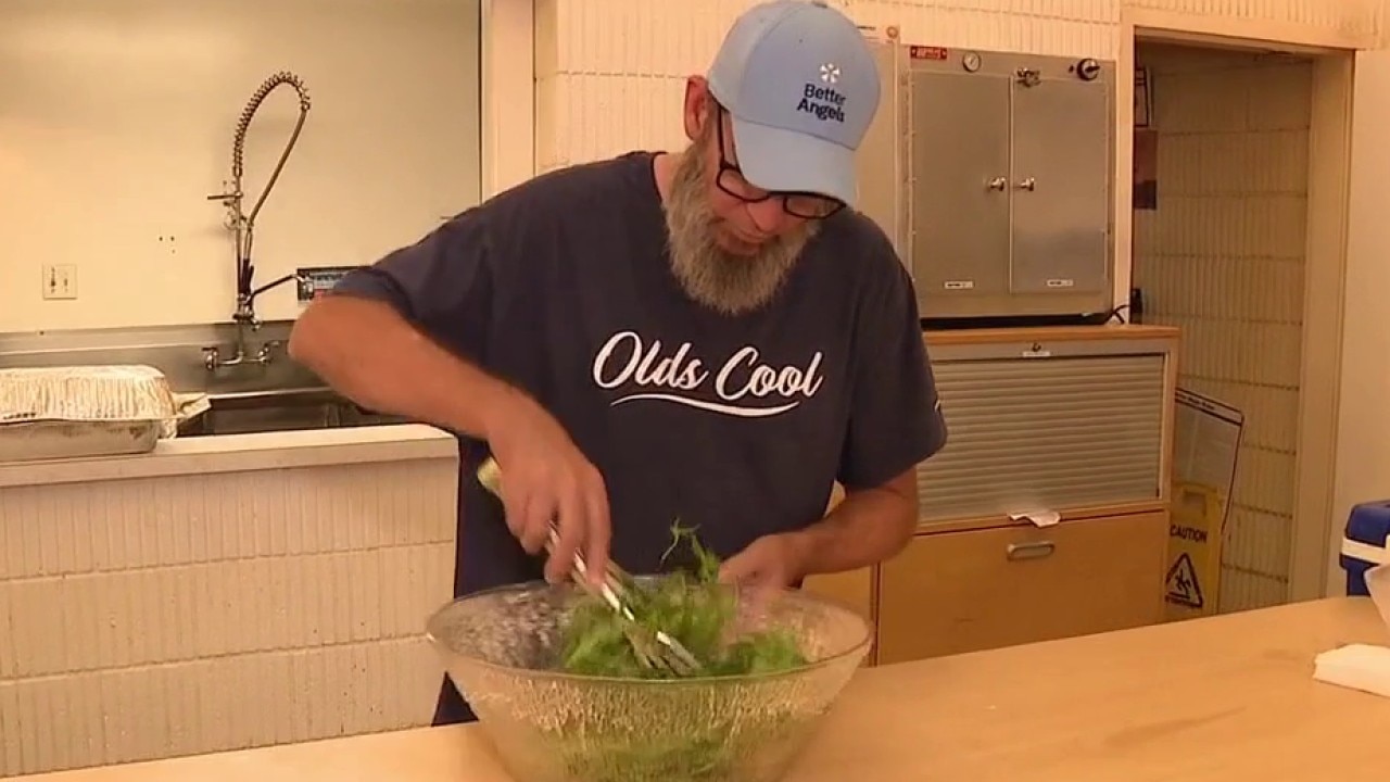 TikTok-famous chef cooks for unhoused Angelenos