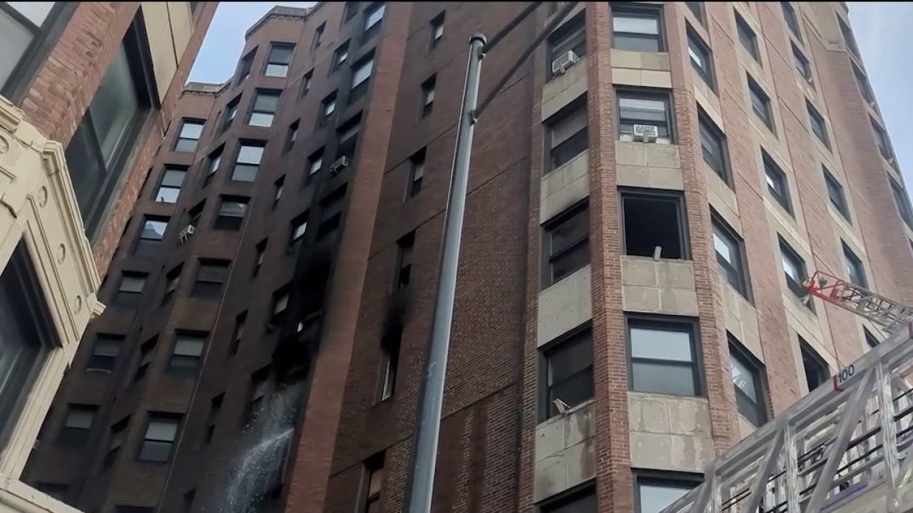 Chicago Edgewater apartment fire leaves resident with nothing after escape