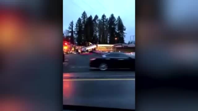 Train derails on to I-5