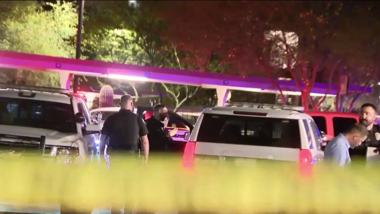 Son accused of fatally shooting father at Phoenix apartment complex