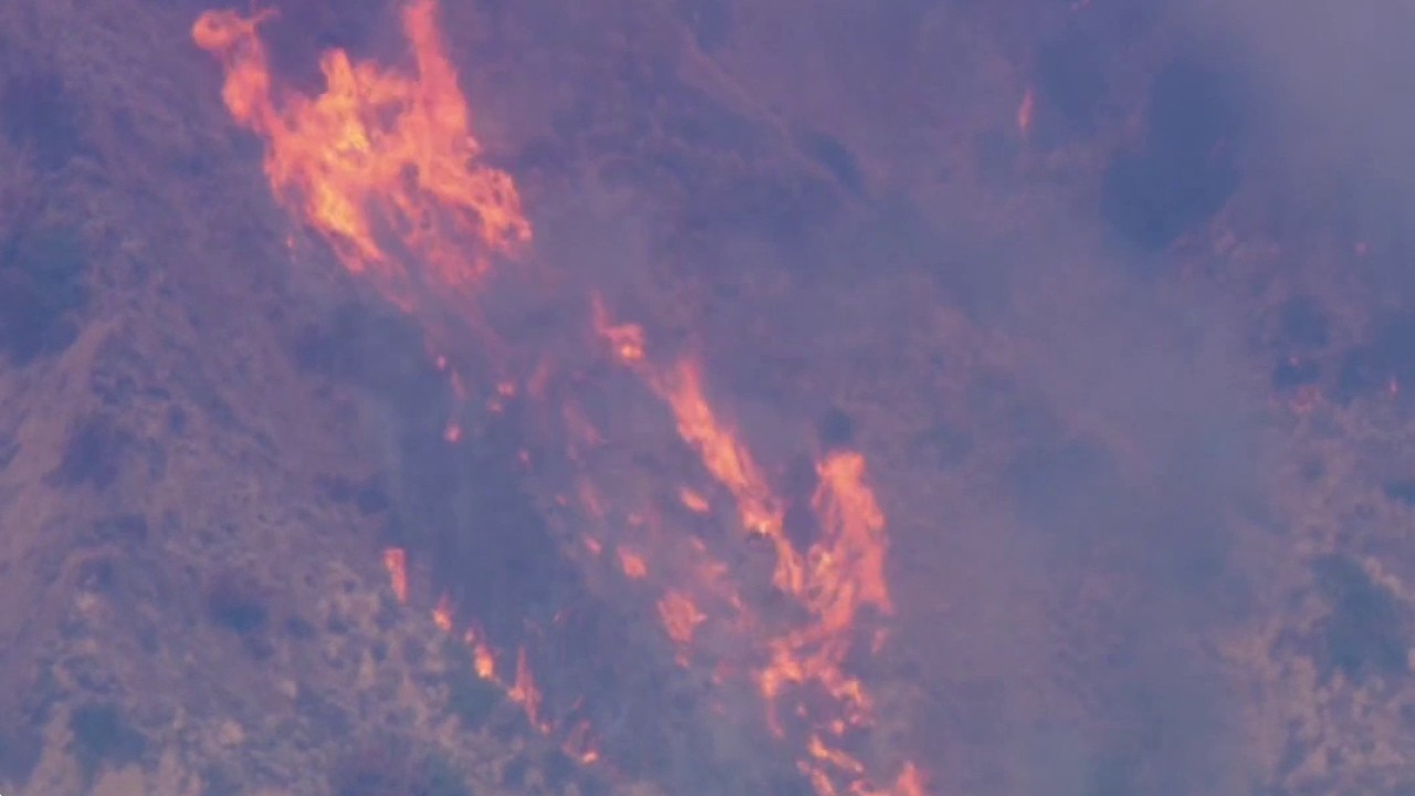 Peak Fire threatens homes in Azusa