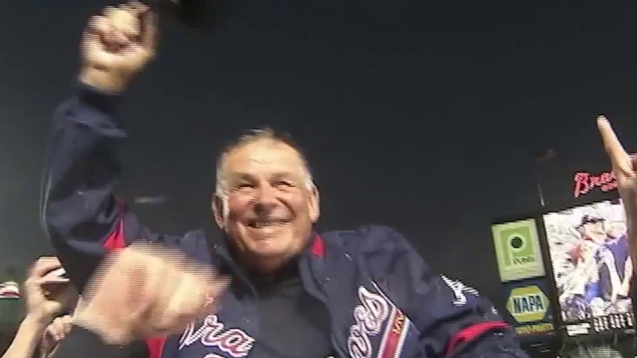 Braves fans honor Bobby Cox at Truist Park 