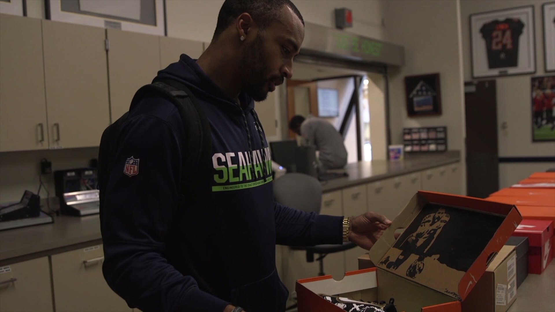 Seahawks open their new cleats for first time