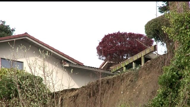 3 homes in Des Moines in danger after part of bluff gives way