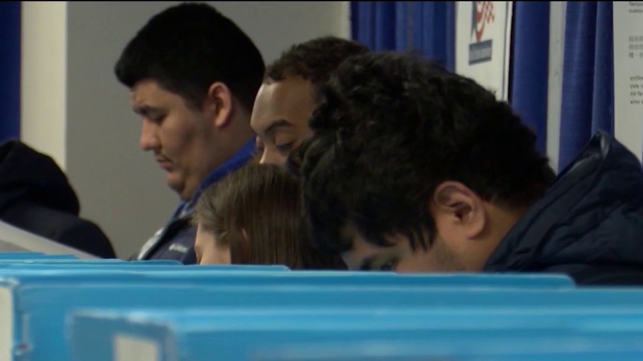 New poll shows approval rating for Chicago Mayor Brandon Johnson