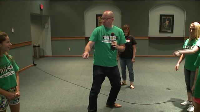 Kramp enjoys talks improv as he hangs at Sunset Playhouse