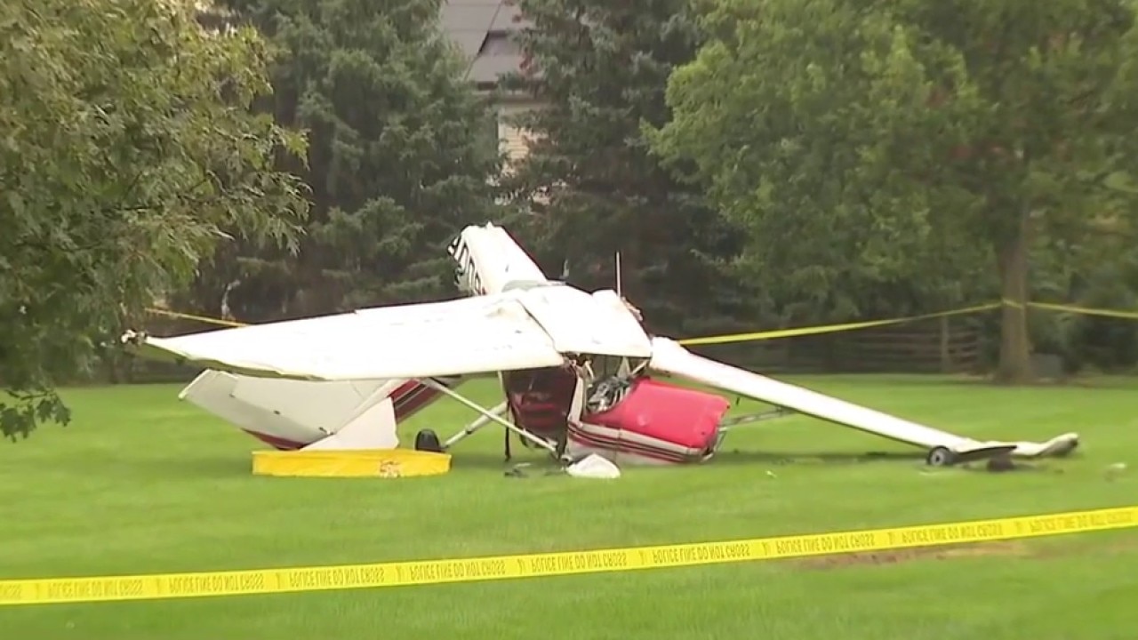 Small plane crashes in Chicago suburb