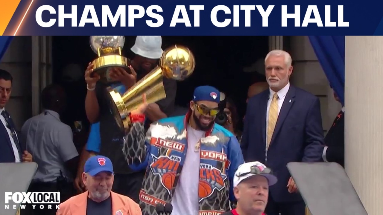 WATCH: Mike Breen introduces Champion Knicks