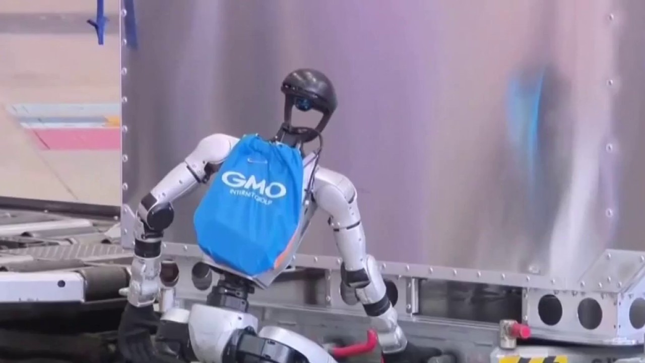 Japan testing robot airport workers