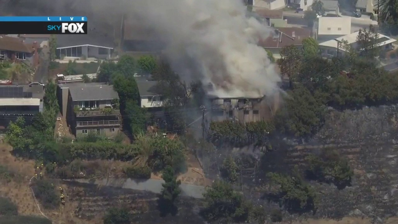 Uphill brush fire breaks out in Eagle Rock