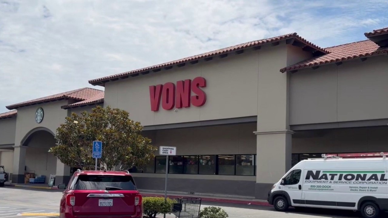 Granada Hills Vons kept open after customer dies in aisles, employees say