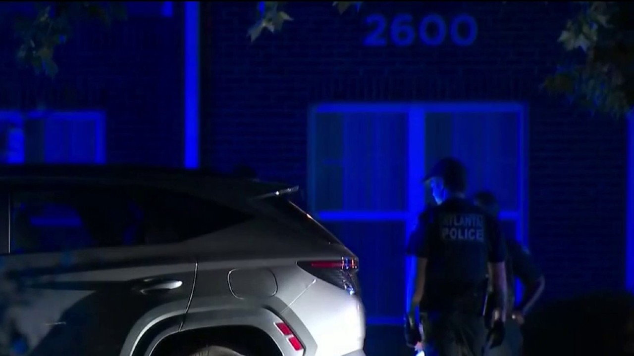 Man's body found at SW Atlanta apartment complex