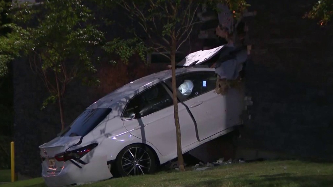 Car crashes into DeKalb Co. building