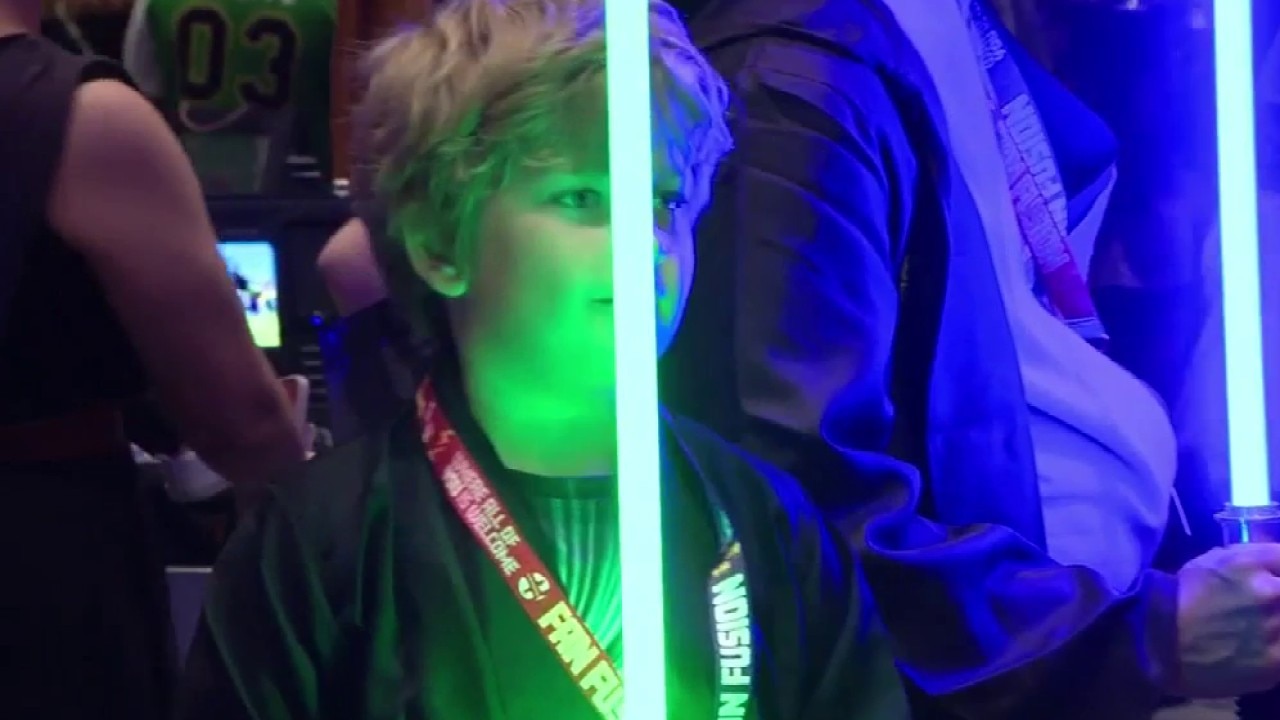 Fans gather at Phoenix Fan Fusion