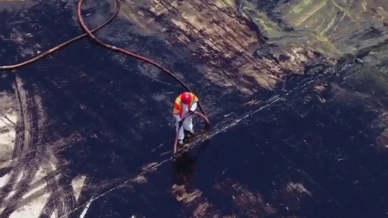 Ruptured pipeline spills 2,400 gallons of oil in East LA